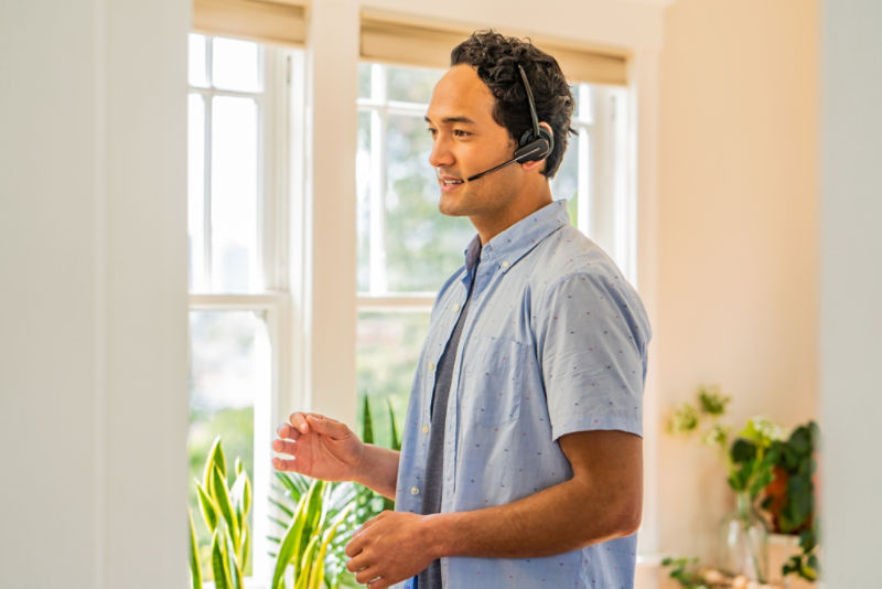 Savi 8200 UC Series - Wireless DECT™ headset system | Poly, formerly  Plantronics & Polycom